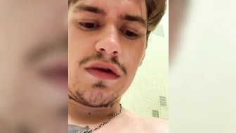 OverVikki трахает свою пилотку перед камерой