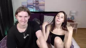 sarah_kurt mature slut pulls pussy while lying in a chair