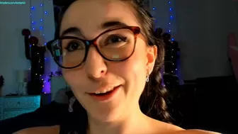 littlee33 enjoying an orgasm during menstruation