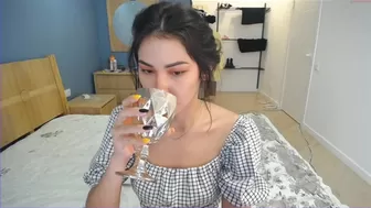 neilikyong hairy slim cute played with a wet cunt