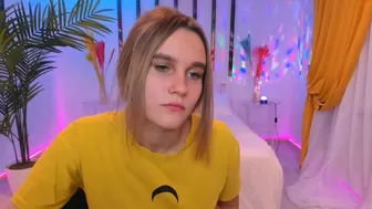 diana_noith dark haired bitch gently pulls pussy