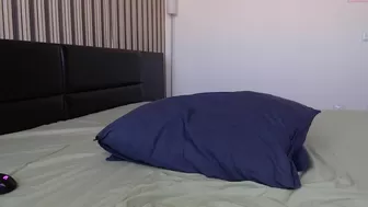 popshoney beauty fucks herself in front of the webcam