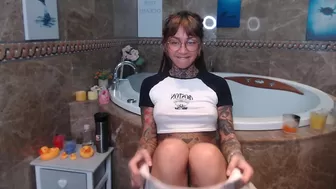 nickyneck shy slut with a nice ass fucks pussy