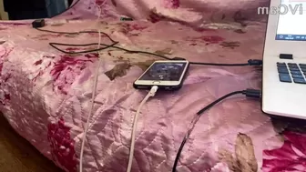 malbontess jerking off the clit on the bed