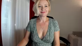 colette1w dirty bitch is engaged in oral sex