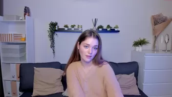 caitlin_bell new cam babe takes off panties in a chat show
