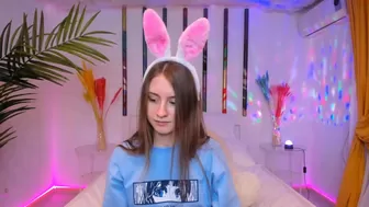 elizabeth_wong new  model shows her shaved pussy