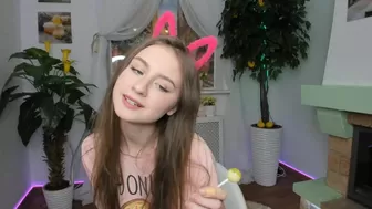 elizabeth_wong blonde with big tits plays with hanging 2022 webcam