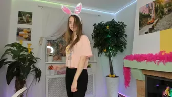 elizabeth_wong beauty is played by two toys in a free show