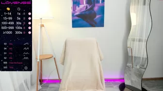 dianacas rubbing  show with a horny babe in a