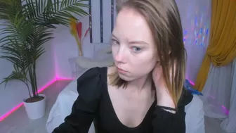 stephanie_evans slut fingers her pussy